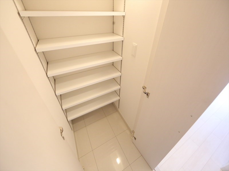玄関　玄関　シューズクローク付（収納充実してます）