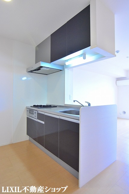 キッチン　２口グリル付の対面式システムキッチンです。