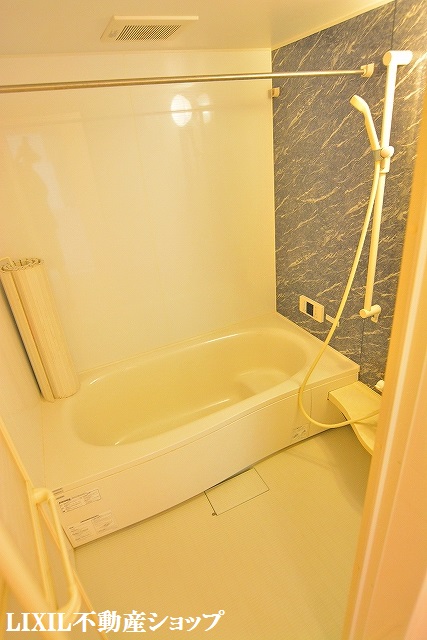 バス・シャワールーム　追い焚き機能付の一坪浴室です。