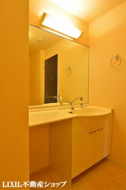 洗面設備　ワイドタイプの洗髪洗面化粧台です。