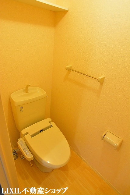 トイレ　上部に収納棚のある温水洗浄便座付のトイレです。