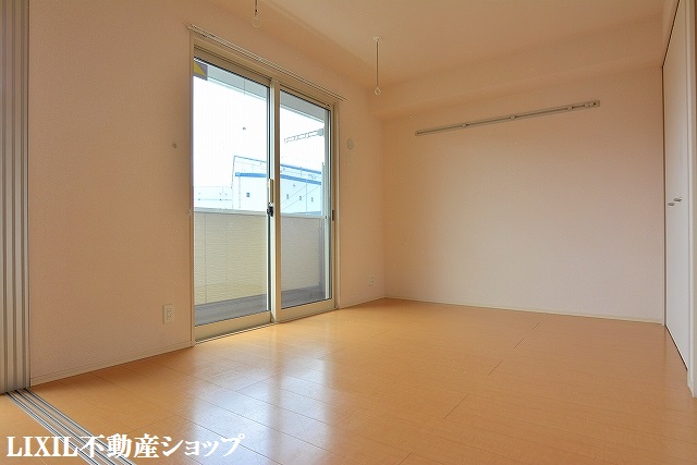 その他　南側６帖の洋室です。