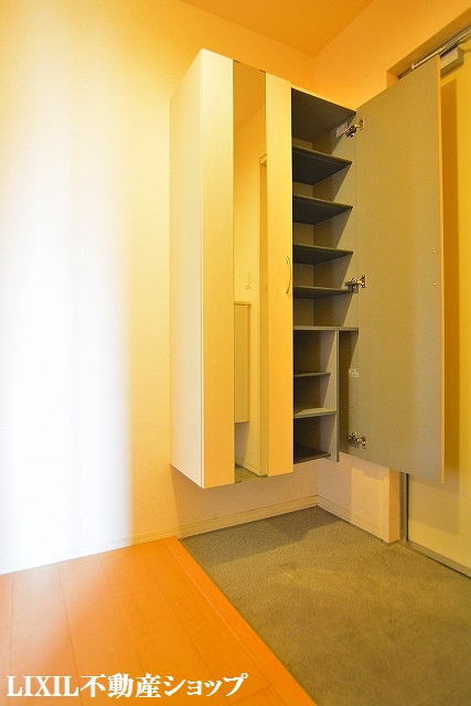 玄関　玄関ホールと両側に玄関収納があります。