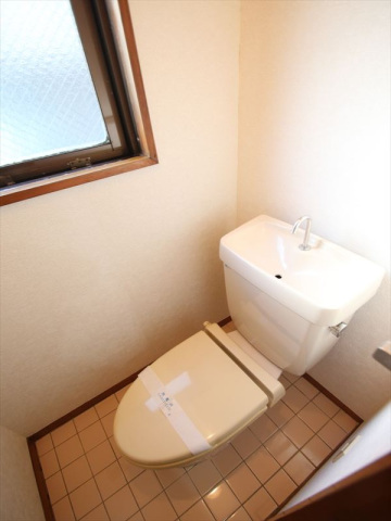 トイレ　トイレ　窓があり換気良好
