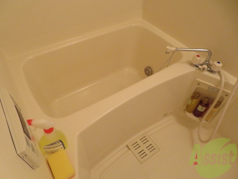 バス・シャワールーム　浴室は追い炊き機能付きです。便利な機能ですね