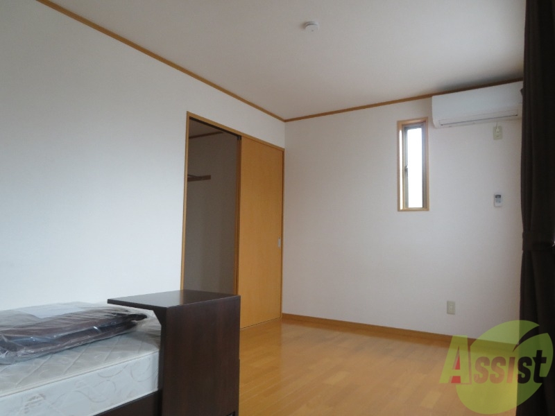 居室・リビング　リビングは８帖の洋室です。広々していてリラックスできそうです