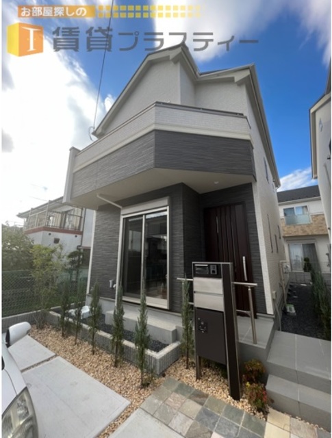 建物外観　陽射し差し込む住宅街のオアシス。