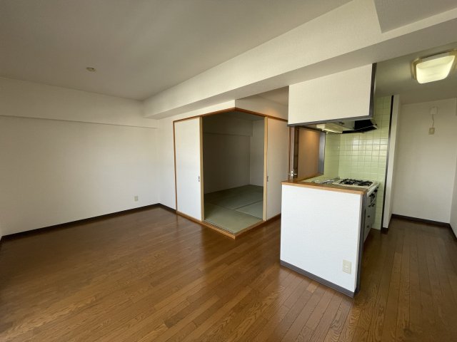 居室・リビング　イメージとして同マンション他部屋を表示しています