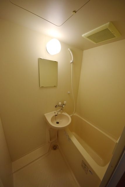 バス・シャワールーム　同物件別部屋写真