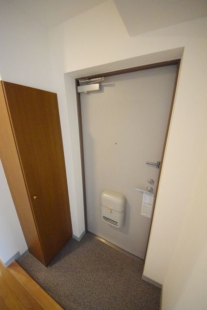 玄関　同物件別部屋写真