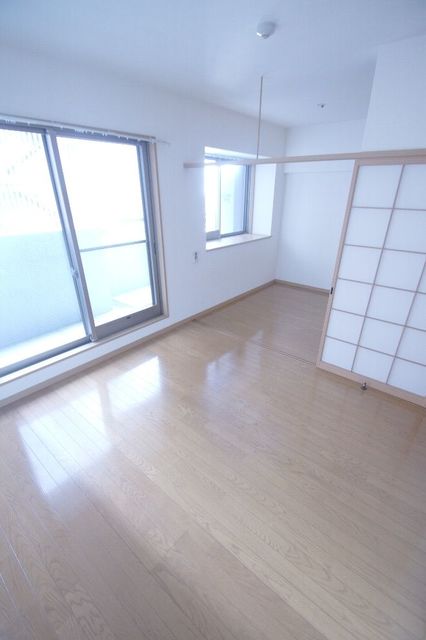 居室・リビング　【洋室】居室（入口側から）