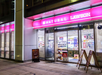 コンビニ　ナチュラルローソン アークヒルズフロントタワー店（コンビニ）まで334m