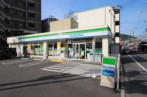 コンビニ　ファミリーマート 東本浦店（コンビニ）まで67m