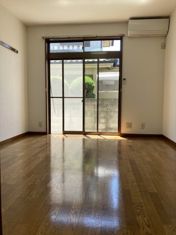 居室・リビング　※102号室の画像です。
