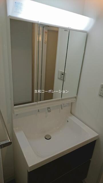 洗面設備　ゆったりとスペースのある洗面所