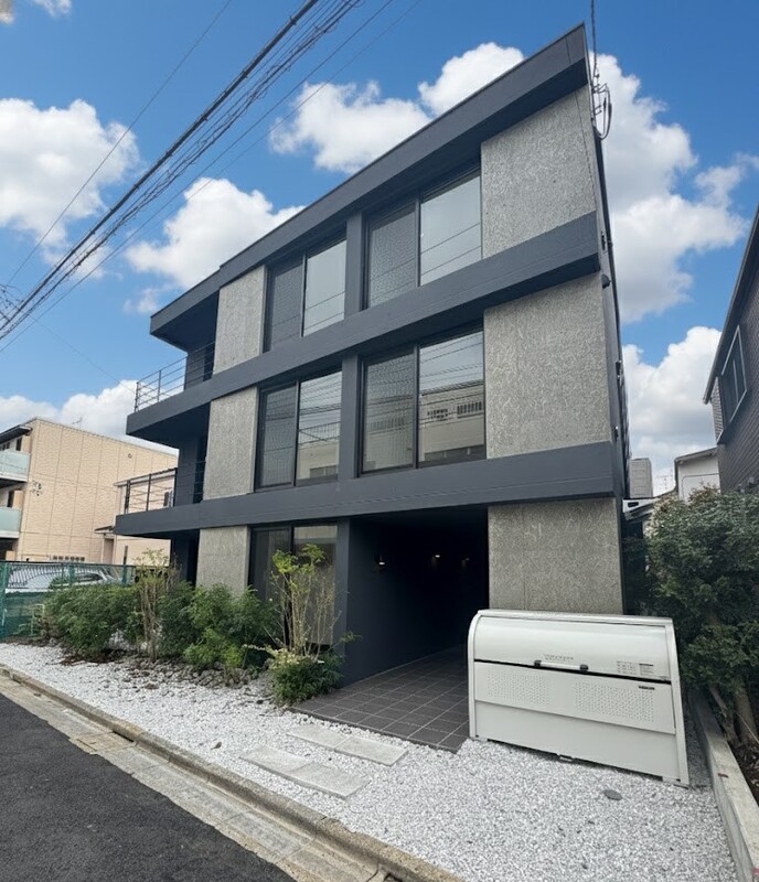 建物外観　直線的でスタイリッシュな外観
