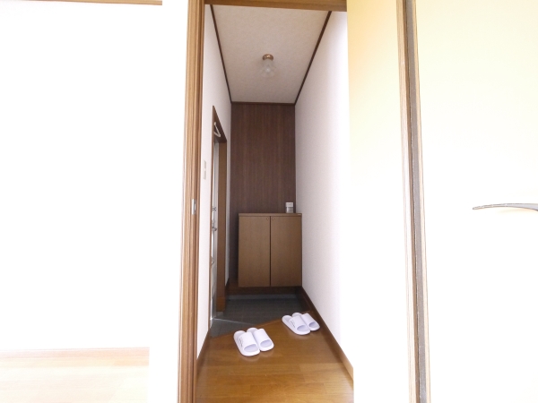 玄関　シンプルな玄関でスムーズに出入り可能！