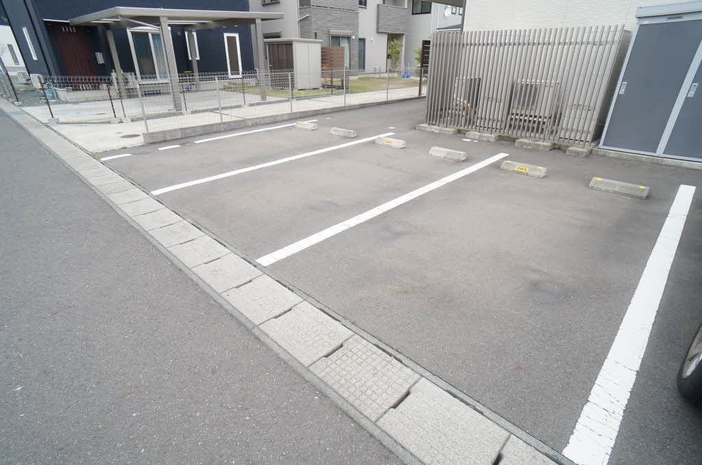 建物外観　駐車場