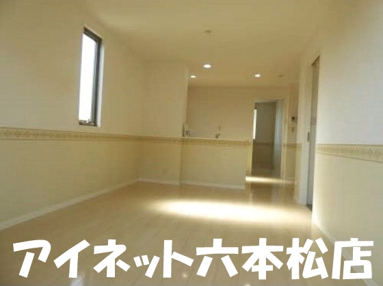 居室・リビング　家具の配置に困らないリビングですね