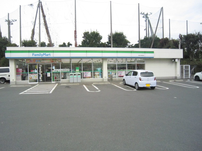 コンビニ　ファミリーマート（コンビニ）まで479m