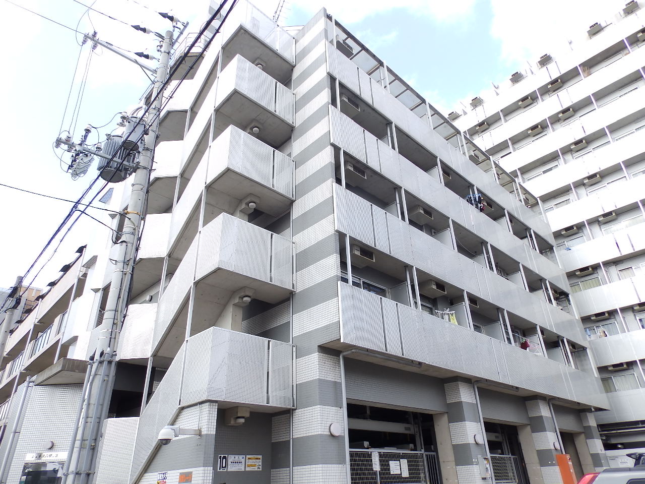 建物外観　エレベーター・オートロック付