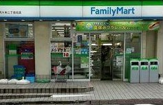 コンビニ　ファミリーマート 代々木二丁目北店（コンビニ）まで390m