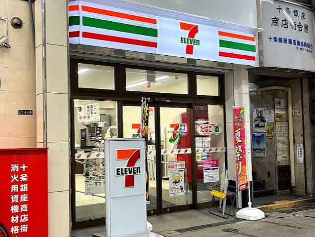 コンビニ　セブンイレブン十条駅前店（コンビニ）まで65m