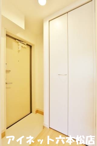 玄関　明るい玄関でお出迎え。