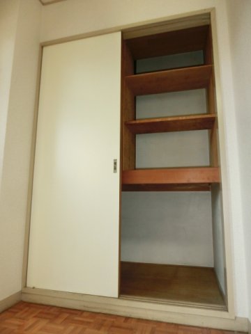 収納　押入れタイプの収納スペース。 （※内装前）