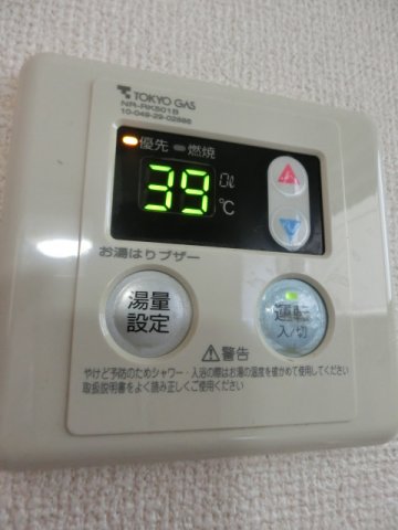 その他　温度調節のできる給湯パネル。 （※内装前）