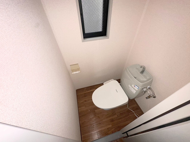 トイレ　窓付きのトイレです。お好みのカバーで雰囲気を作りましょう。