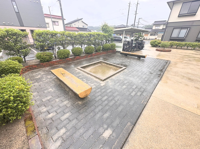 建物外観　エントランス前に少し休憩できるスペースがあるのも良いポイント