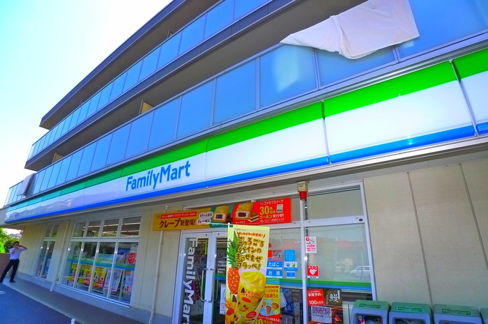 コンビニ　ファミリーマート（コンビニ）まで520m