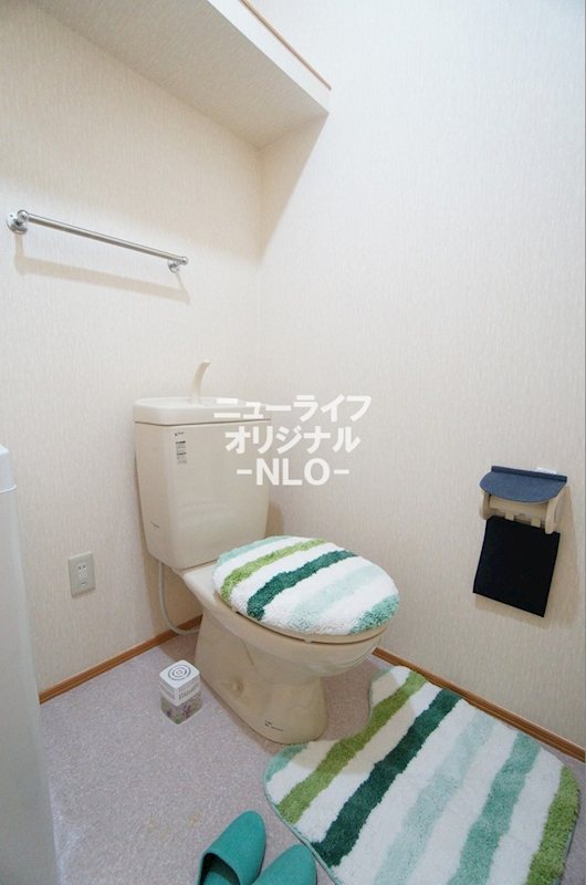 トイレ　上部に吊り棚が付いています！※備品は撮影用につき付属しません