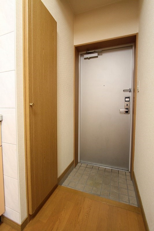 玄関　退去前の為他号室の参考写真となります。