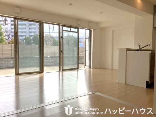 居室・リビング　別部屋参考画像。間取り反転。