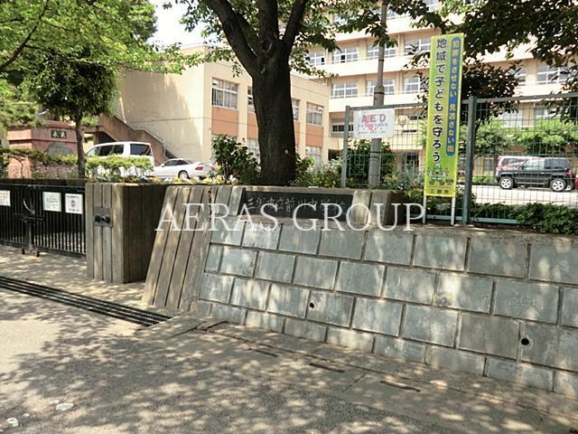 中学校　三郷市立前川中学校（中学校）まで681m