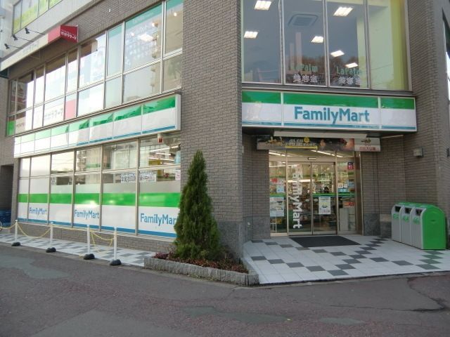 コンビニ　ファミリーマート（コンビニ）まで800m