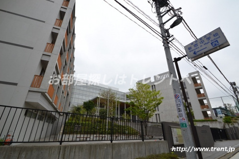 中学校　新宿区立新宿中学校（中学校）まで860m