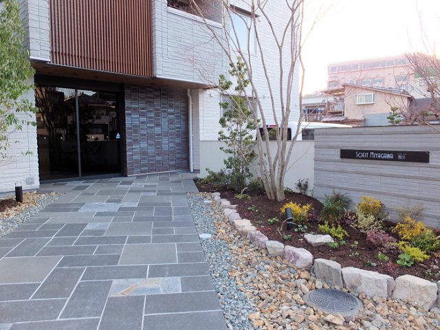 エントランス　※室内写真は同一マンション別室につき参考イメージです。