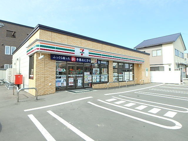 コンビニ　セブンイレブン苫小牧大町1丁目店（コンビニ）まで302m