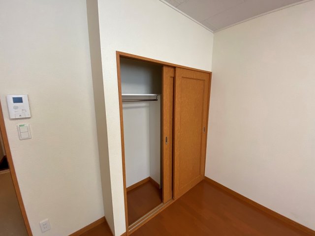 その他部屋・スペース　居室：１Fはフローリング　2Fは絨毯