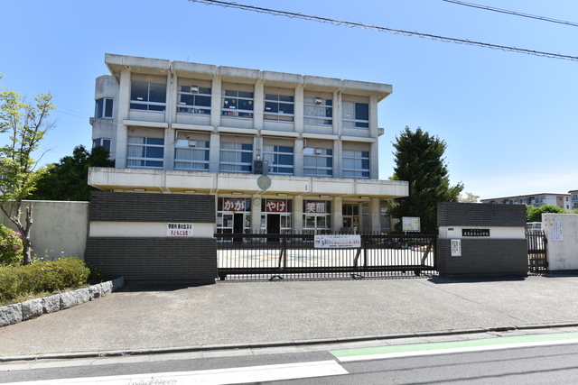 小学校　鴻巣市立赤見台第二小学校（小学校）まで614m