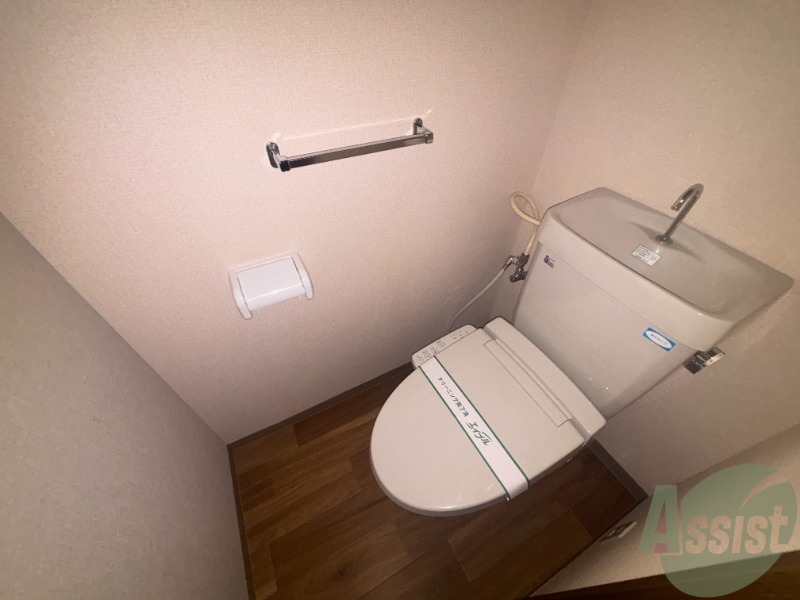 トイレ　トイレは温水洗浄便座です。シンプルな雰囲気になっています。