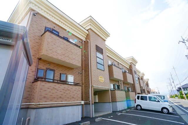 建物外観　キッチン側にもバルコニー付き