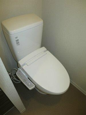 トイレ　落ち着いた色調のトイレです