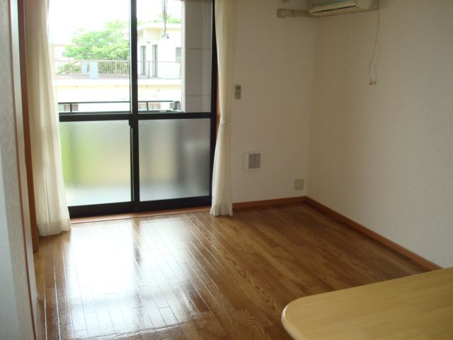COMFORCE KOBE Aの居間写真