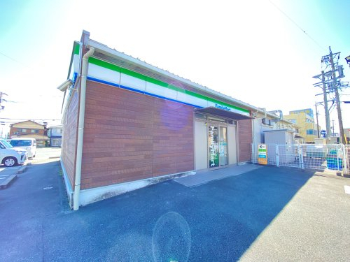 コンビニ　ファミリーマート松阪鎌田町店（コンビニ）まで298m