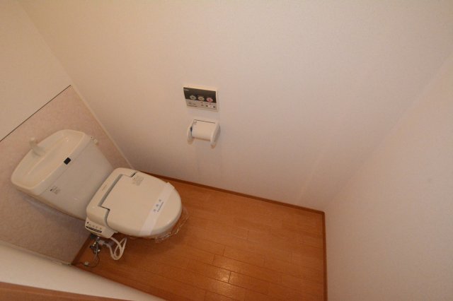 トイレ　温水洗浄便座付きのトイレです♪