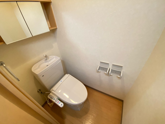 トイレ　温水洗浄便座付きのトイレです♪